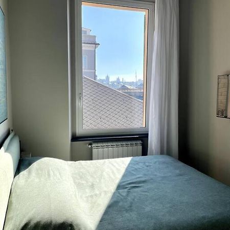 Overlooking The Porto Antico Of Genoa Apartment Exterior photo