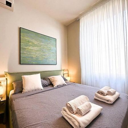 Overlooking The Porto Antico Of Genoa Apartment Exterior photo